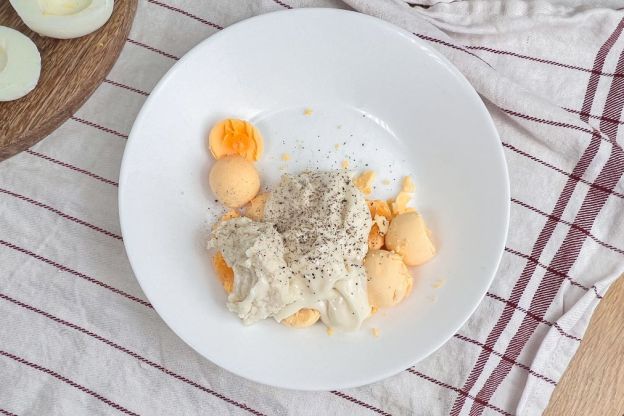 jajka faszerowane z chrzanem - mieszanie farszu