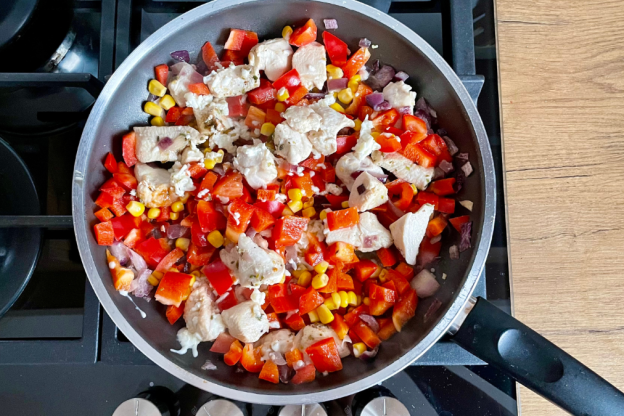 naleśniki gyros - podsmażanie składników