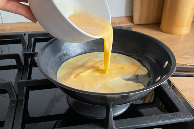 omlet francuski - smażenie
