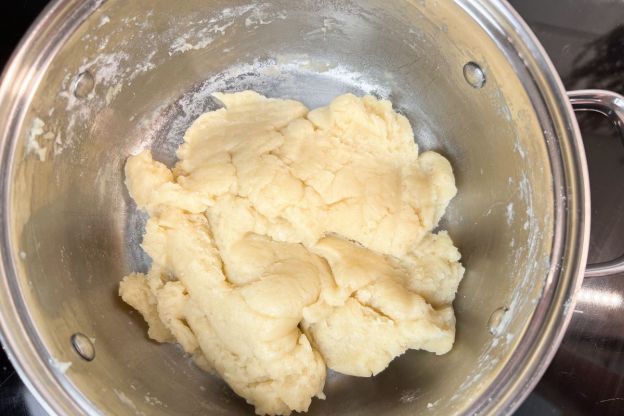 pączki hiszpańskie - mieszanie ciasta