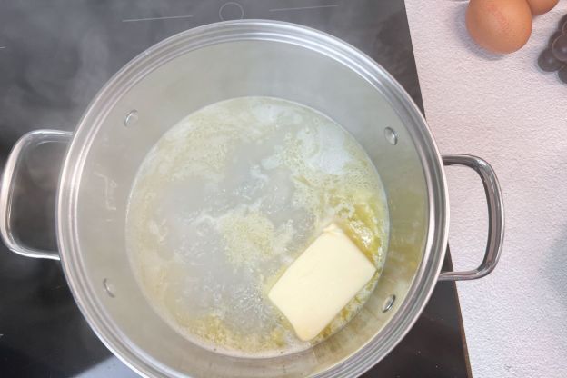 pączki hiszpańskie - rozpuszczanie masła