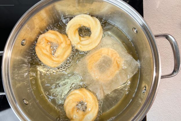 pączki hiszpańskie - smażenie