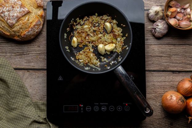 pasztet z mięsa z rosołu - smażenie cebuli i czosnku