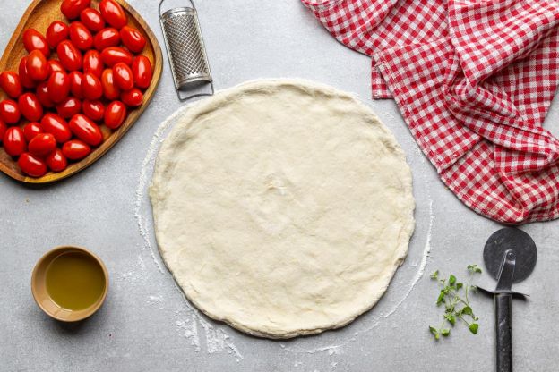 pizza z kurczakiem - formowanie pizzy