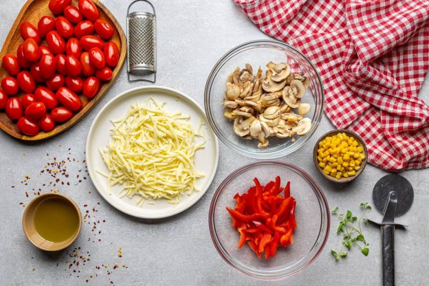 pizza z kurczakiem - przygotowanie dodatków