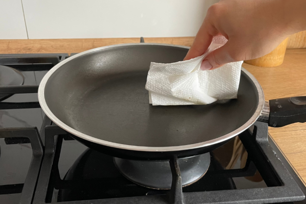 placki z serka wiejskiego - przecieranie patelni