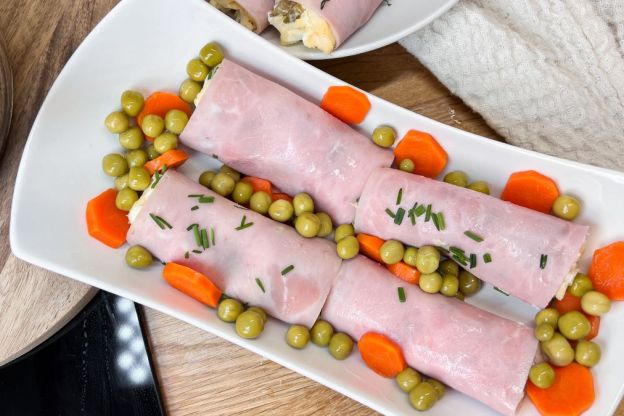 roladki z szynki w galarecie z marchewką i groszkiem