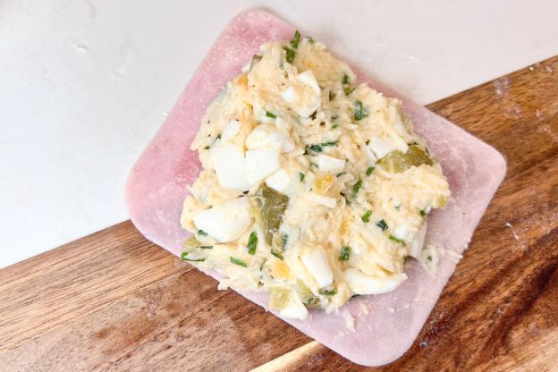 roladki z szynki w galarecie - zwijanie