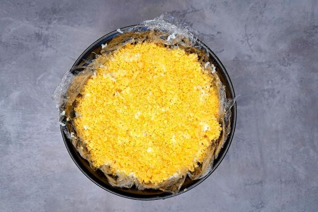 tort sałatkowy - składanie tortu