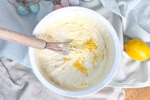 babka cytrynowa - dodanie cytryny