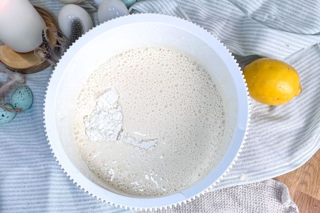 babka cytrynowa - dodanie suchych składników