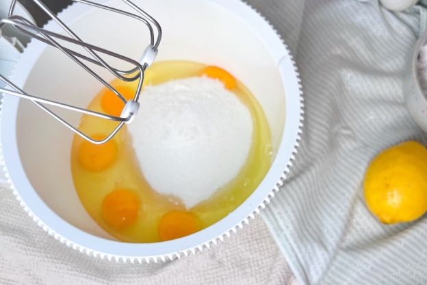 babka cytrynowa - ubijanie jajek z cukrem