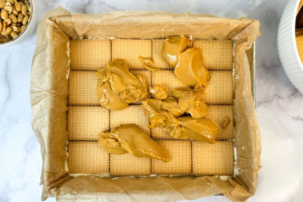 ciasto maxi king - dodanie masy kajmakowej