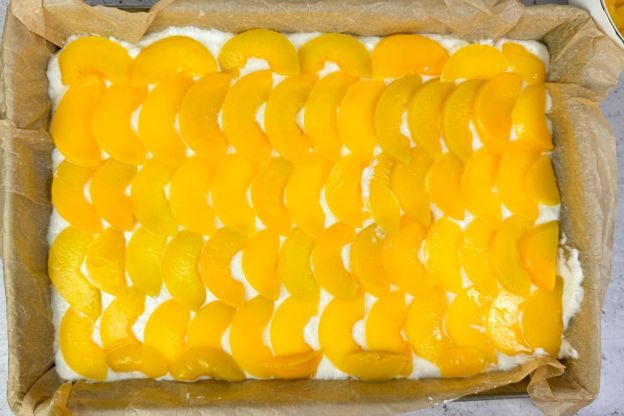 ciasto styropian - układanie brzoskwiń