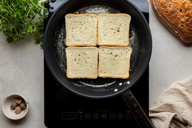 croque madame - podpiekanie chleba