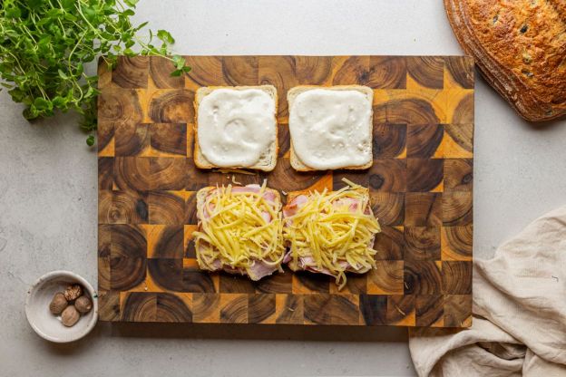 croque madame - składanie kanapki