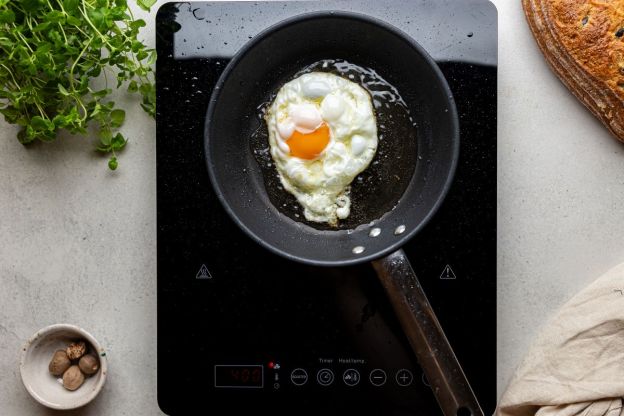 croque madame - smażenie jajka sadzonego