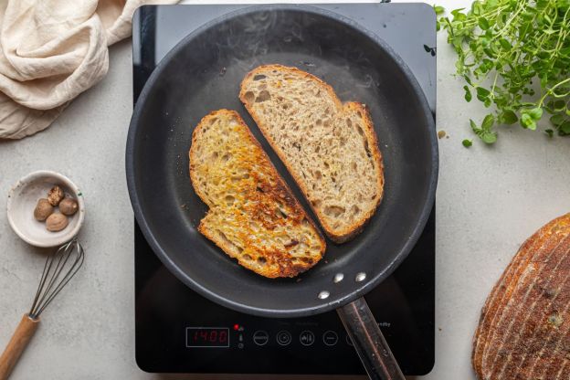 croque monsieur - podpiekanie chleba