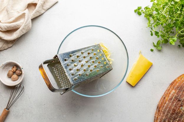 croque monsieur - przygotowanie sera