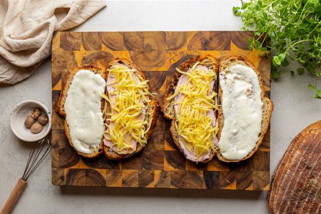 croque monsieur - składanie kanapki