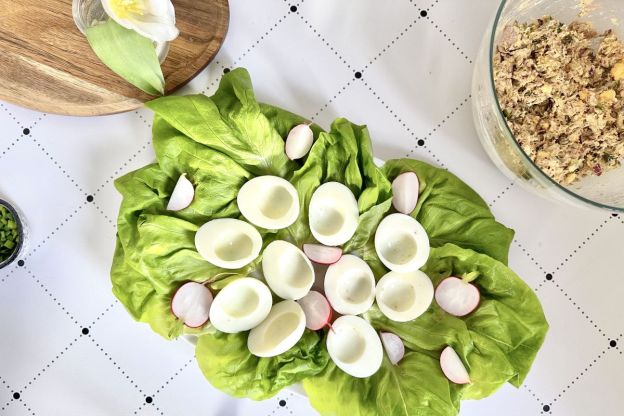 jajka faszerowane tuńczykiem - połówki jajek