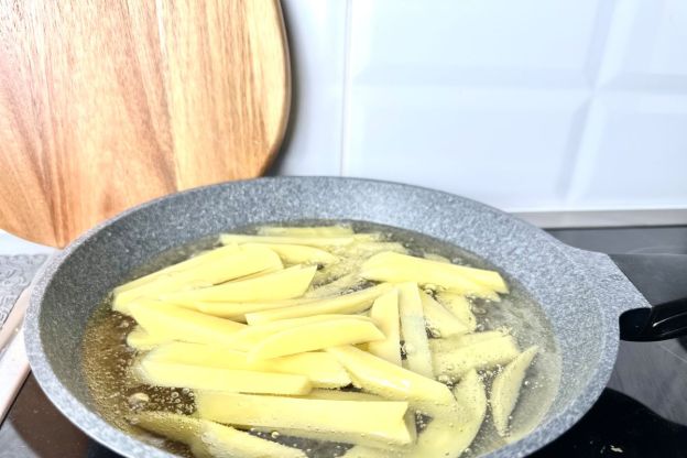 kapsalon - smażenie frytek