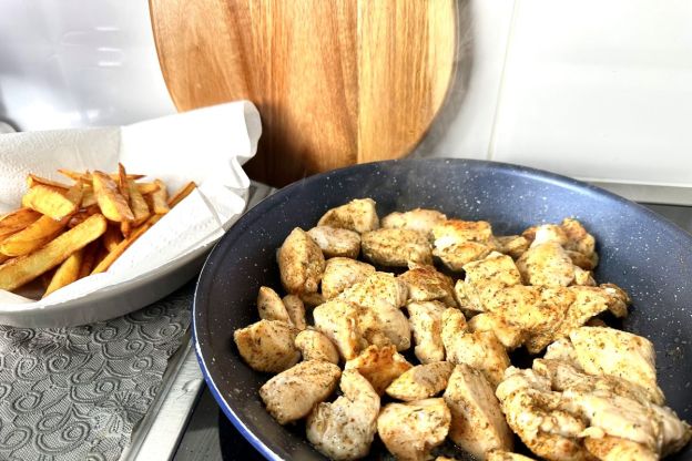 kapsalon - smażenie kurczaka