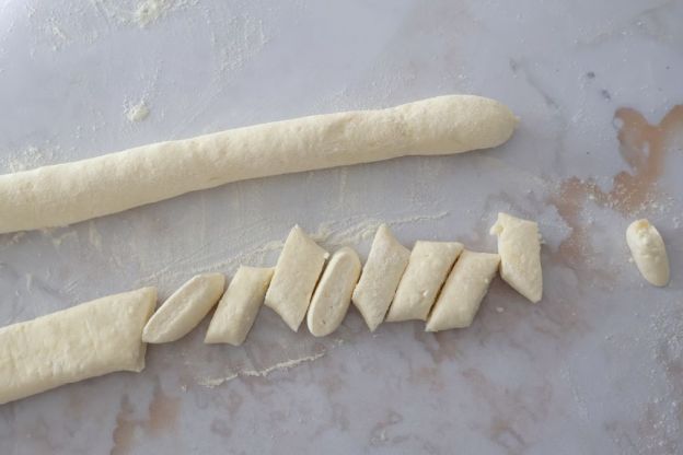 kluski leniwe na słodko - formowanie