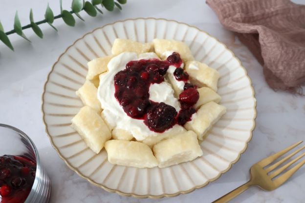 kluski leniwe na słodko ze śmietaną i owocami