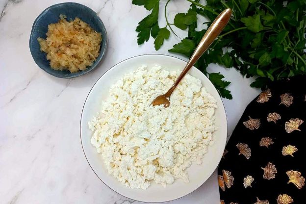 krokiety ruskie - rozdrabnianie twarogu