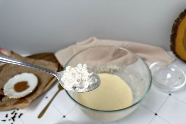 omlet szarlotka - dodanie mąki