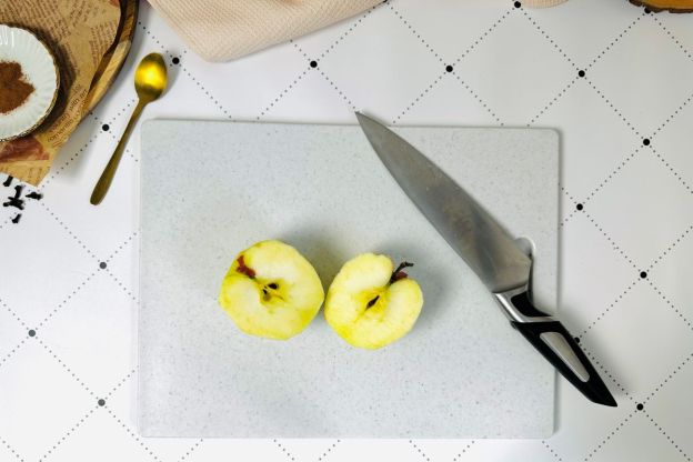 omlet szarlotka - przygotowanie jabłka