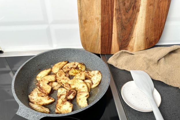 omlet szarlotka - smażenie jabłek