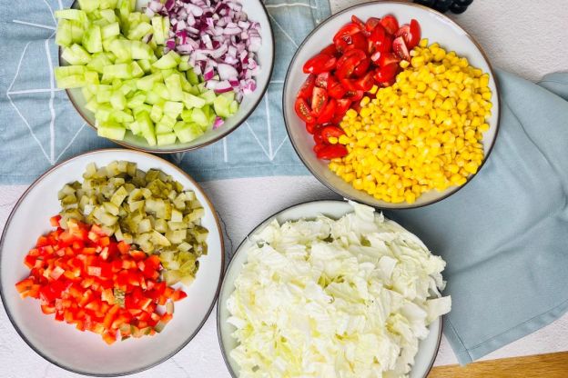 sałatka gyros - krojenie warzyw