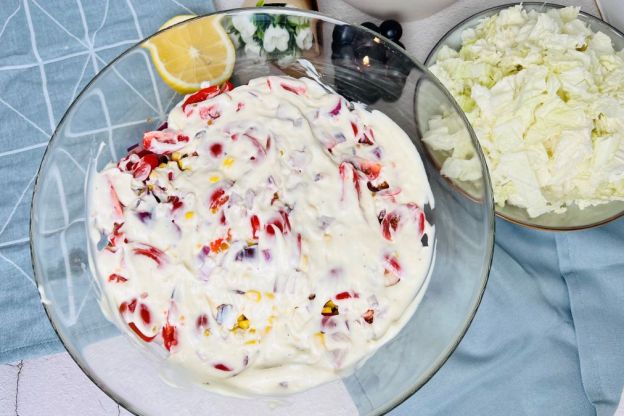 sałatka gyros - nakładanie sosu