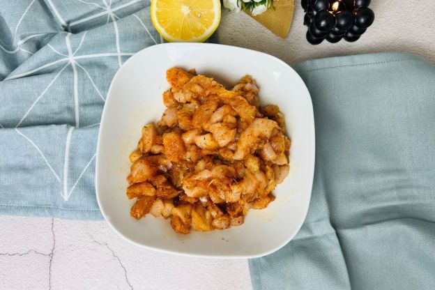 sałatka gyros - przygotowanie kurczaka