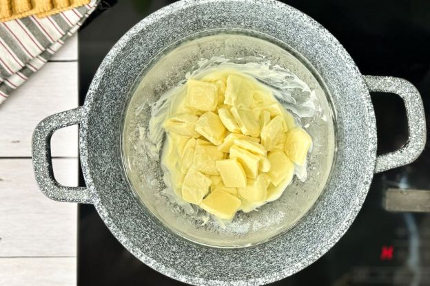 sernik z białą czekoladą - roztapianie czekolady