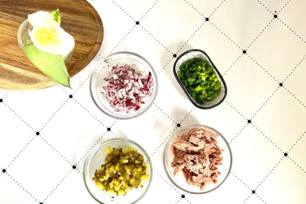 składniki na jajka faszerowane tuńczykiem