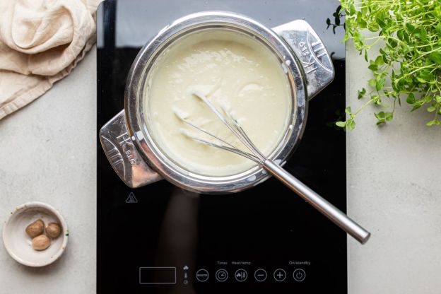 sos beszamelowy - dodanie mleka