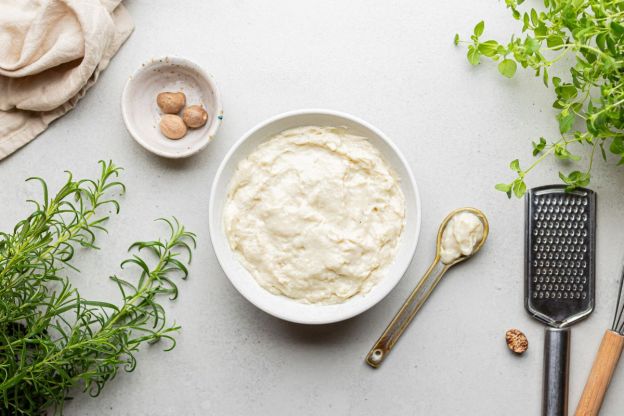 sos beszamelowy - podanie