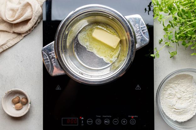 sos beszamelowy - rozpuszczanie masła