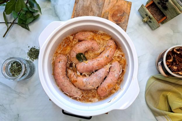 biała kiełbasa na kapuście kiszonej - dodanie kapusty