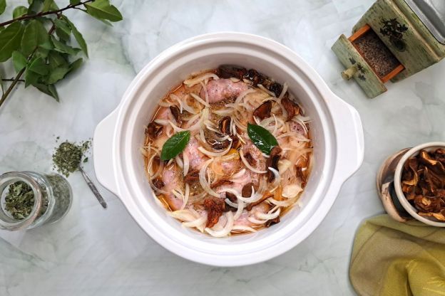 biała kiełbasa na kapuście kiszonej - pieczenie kiełbasy