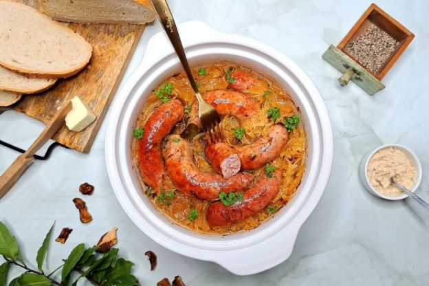 biała kiełbasa na kapuście kiszonej - podanie