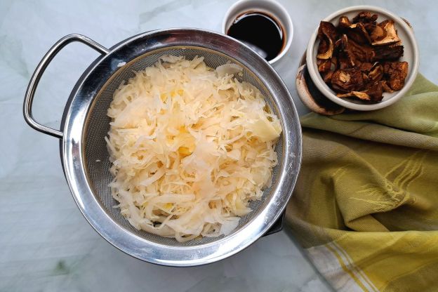 biała kiełbasa na kapuście kiszonej - przygotowanie kapusty