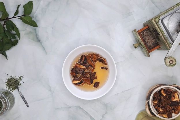 biała kiełbasa na kapuście kiszonej - suszone grzyby