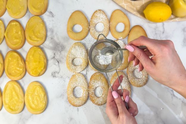 ciasteczka wielkanocne z lemon curd - posypywanie cukrem pudrem