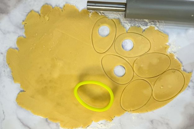 ciasteczka wielkanocne z lemon curd - wycinanie
