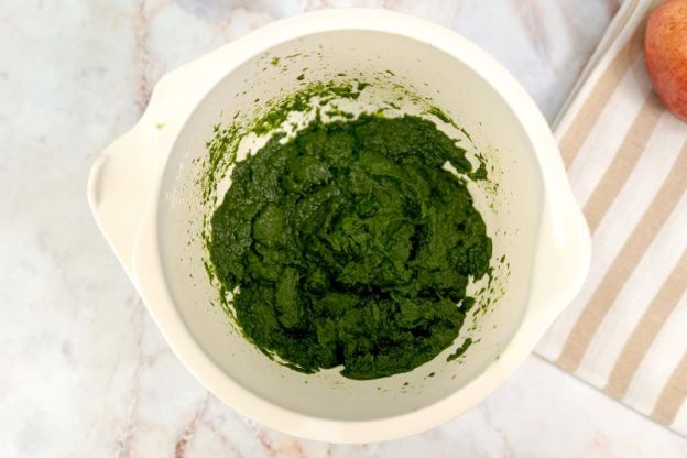 ciasto leśny mech - przygotowanie szpinaku