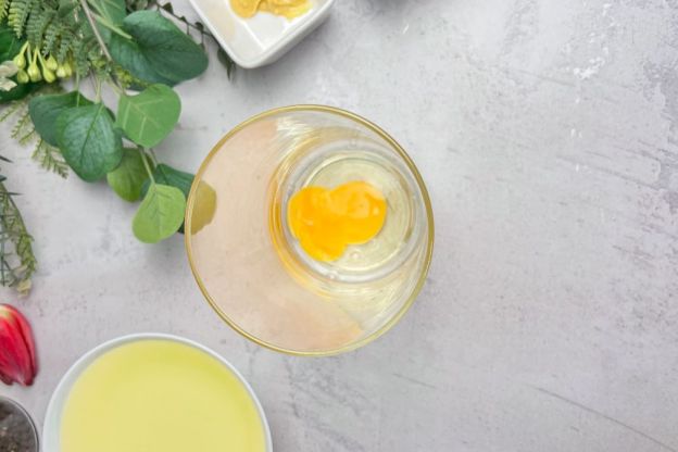 domowy majonez - jajko w wysokim naczyniu